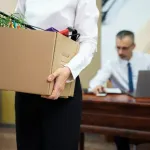 Prawa pracownika przy zakończeniu umowy: odprawa, ekwiwalent i odszkodowanie